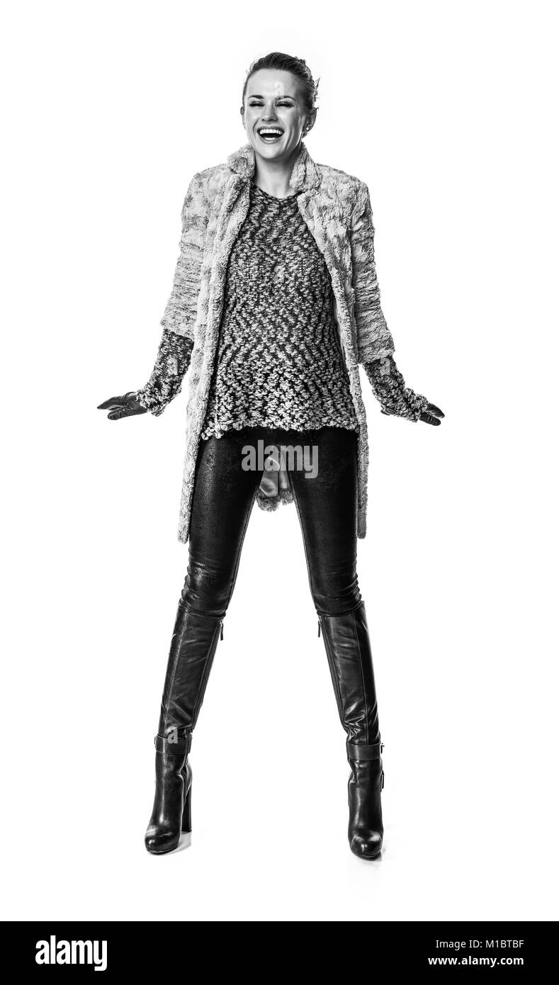 Cose d'inverno. A piena lunghezza Ritratto di felice donna elegante in inverno coat isolato su sfondo bianco Foto Stock