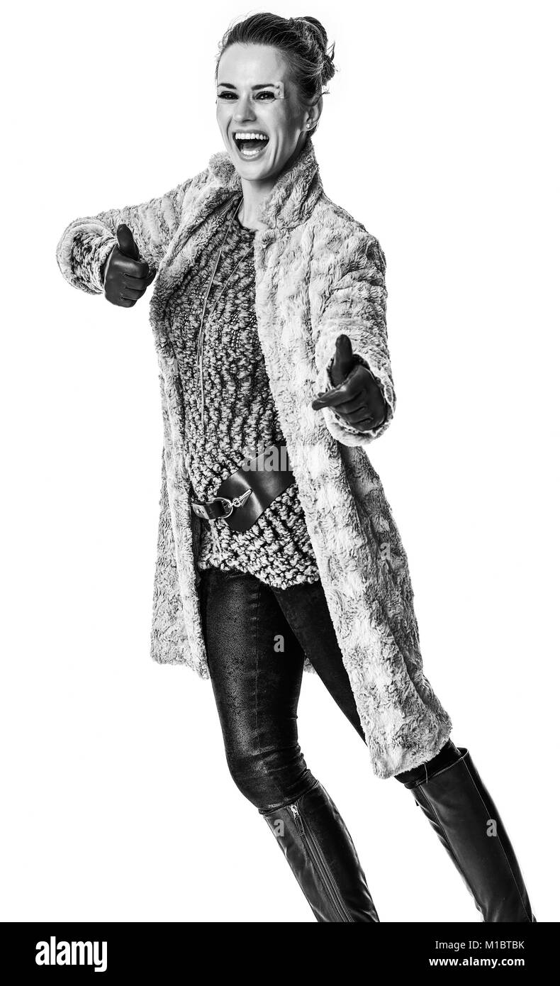 In inverno le cose. sorridente donna elegante in inverno coat isolato su sfondo bianco che mostra pollice in alto Foto Stock