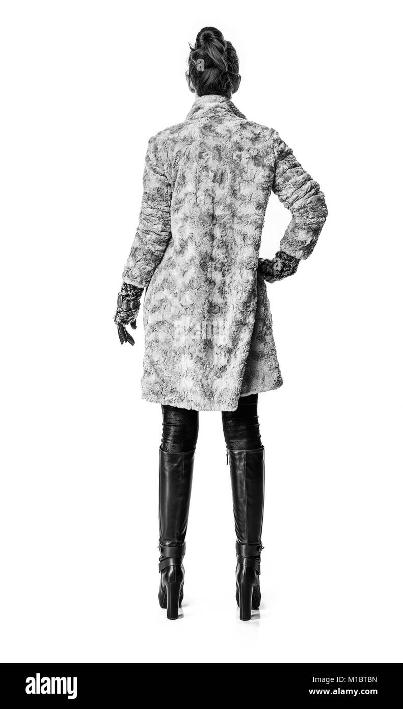 Cose d'inverno. Visto da dietro la donna elegante in inverno coat isolato su bianco Foto Stock