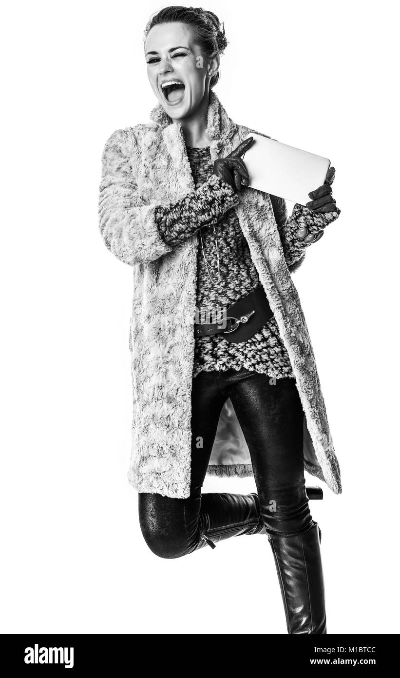 In inverno le cose. Felice elegante fashion-monger in cappotto invernale isolato su bianco con i tablet PC Foto Stock