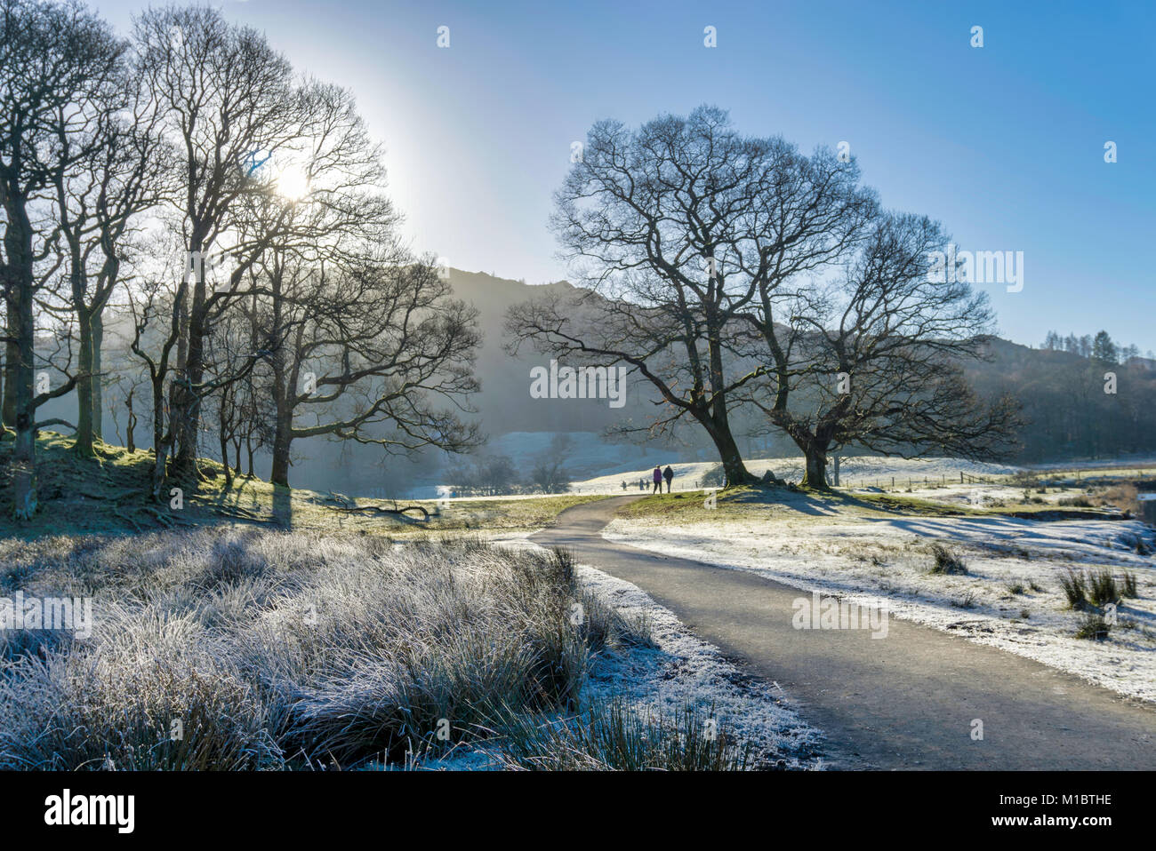 Gli escursionisti su frosty mattina in Langdale Foto Stock