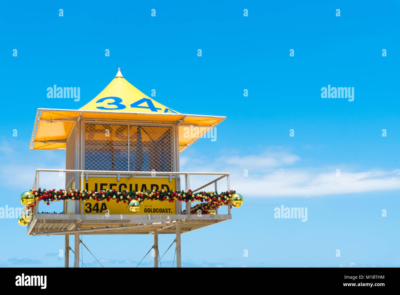 Surfers Paradise, Queensland, Australia-December 23, 2017: Lifeguard tower. Australian bagnini sono rinomati per i loro elevati livelli di abilità e knowle Foto Stock