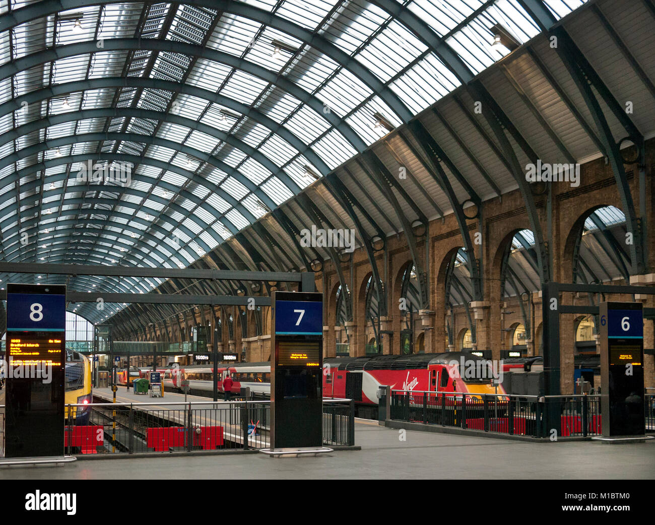 Vergine costa Est in treno la stazione di Kings Cross London REGNO UNITO Foto Stock