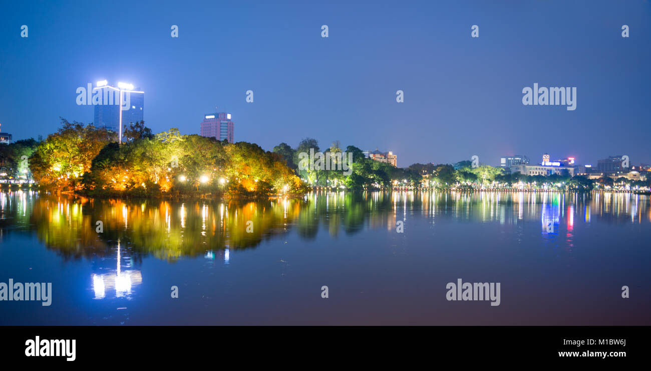 Il lago del restaurato spada (Lago Hoan Kiem) di notte ad Hanoi, Vietnam Foto Stock