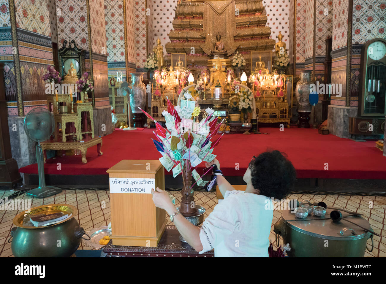Fedeli in Wat Arun tempio a Bangkok Foto Stock