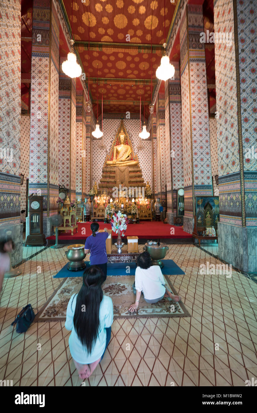 Fedeli a pregare in Wat Arun tempio a Bangkok Foto Stock