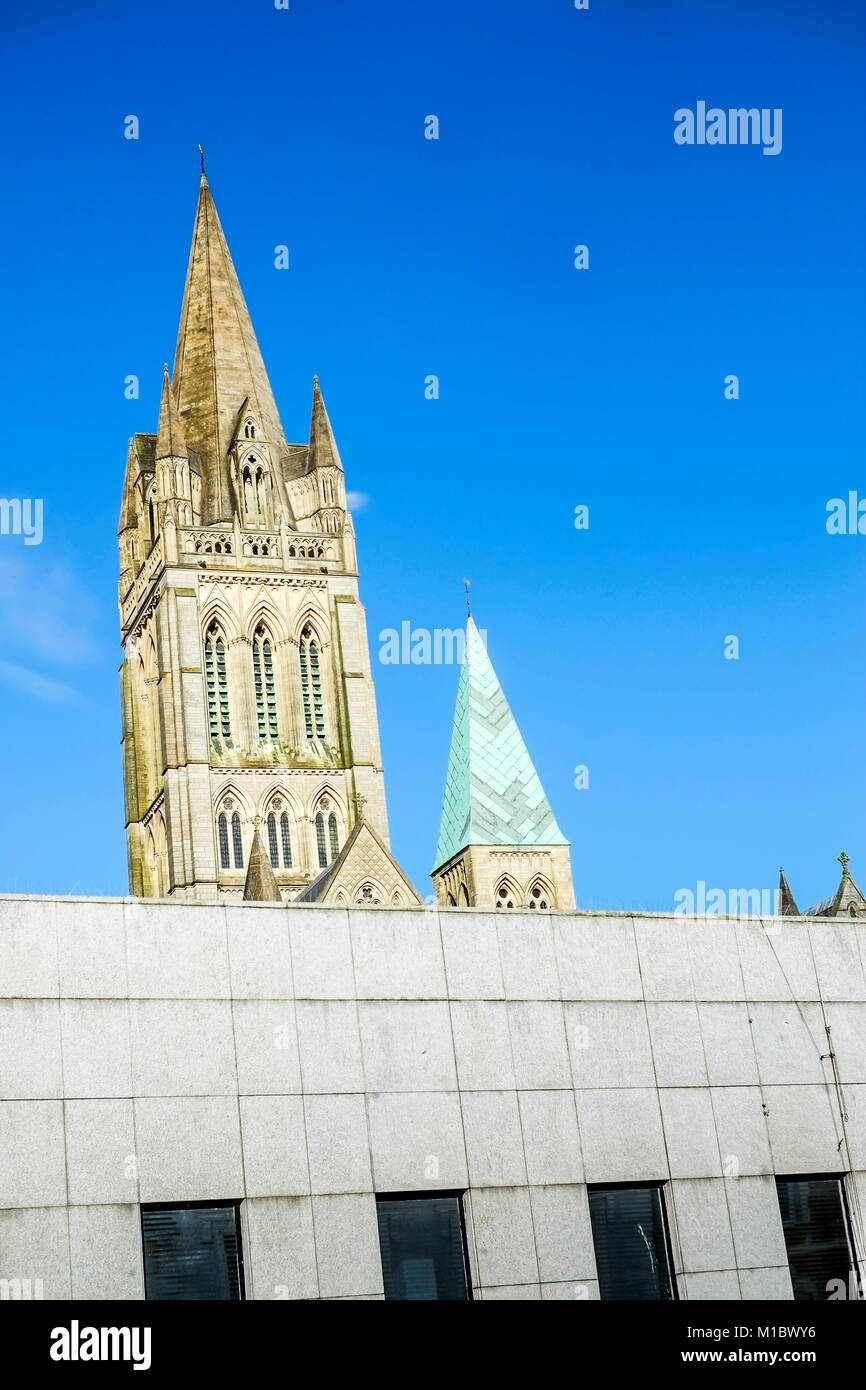 Truro Cathedral guglia visto contro un luminoso cielo blu. Foto Stock