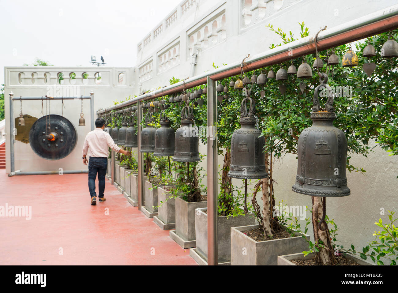 Le campane sul percorso della collina in salita verso il Wat Saket tempio di Bangkok. Foto Stock