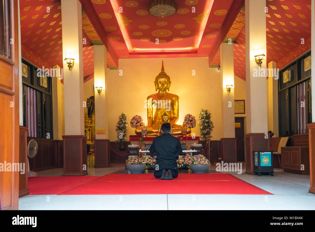 Un fidato in Wat Saket tempio a Bangkok Foto Stock