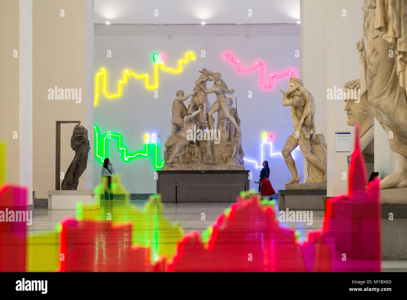 Napoli. L'Italia. I visitatori al Museo Archeologico Nazionale di Napoli guardando i Farnese collezione di sculture, con specifica per il sito di installazione, "Proiez Foto Stock