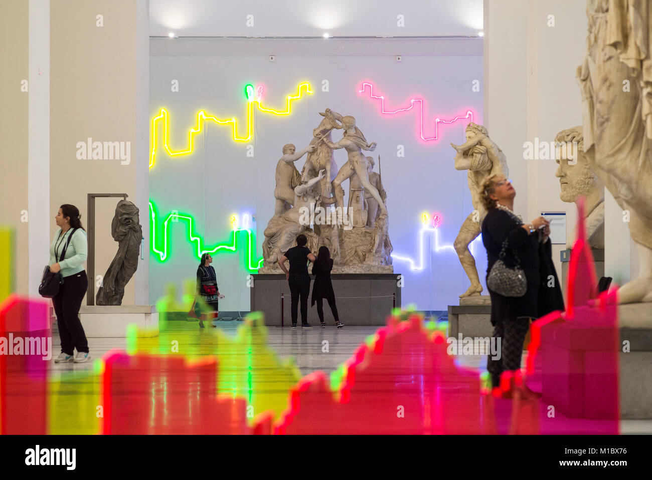 Napoli. L'Italia. I visitatori al Museo Archeologico Nazionale di Napoli guardando i Farnese collezione di sculture, con specifica per il sito di installazione, "Proiez Foto Stock