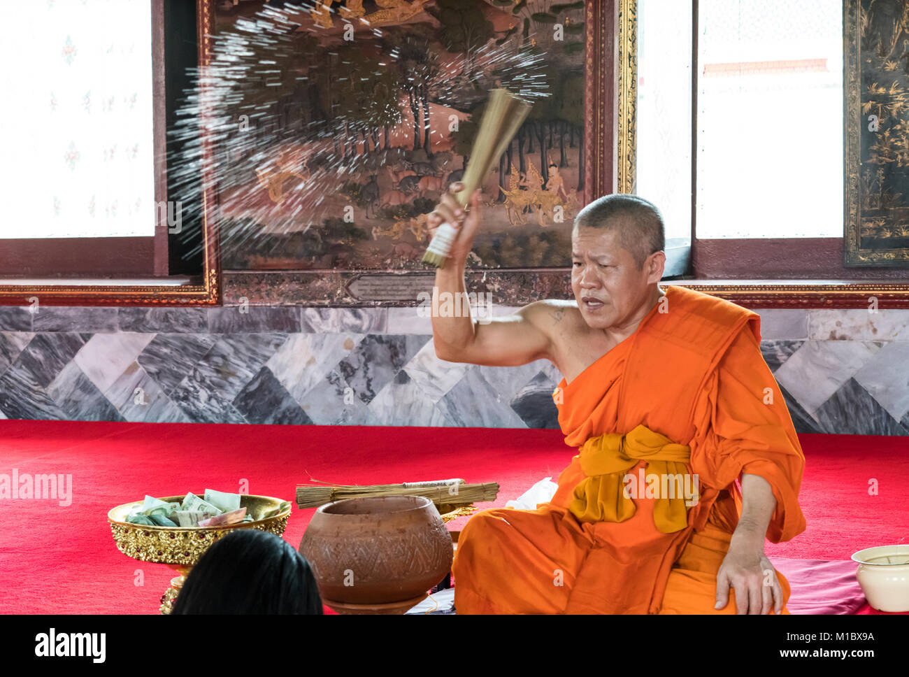 Un monaco di Wat Arun tempio a Bangkok Foto Stock