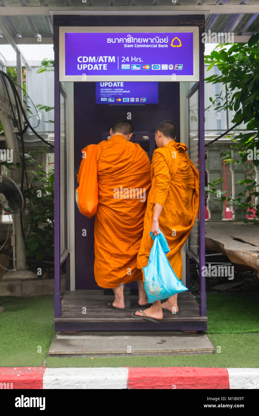 I monaci in un ATM nel cortile del Wat Saket tempio a Bangkok, in Thailandia Foto Stock