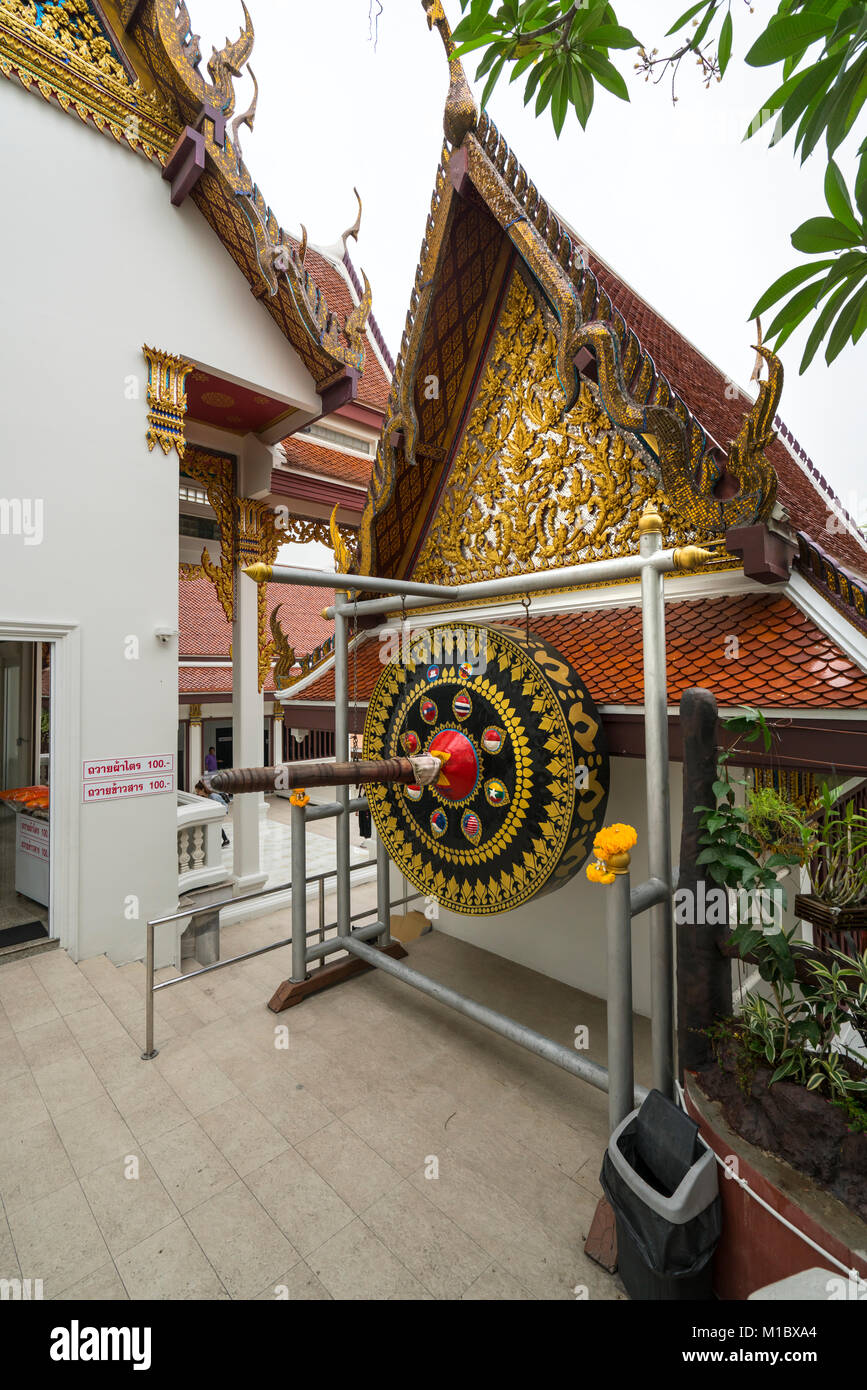 Il grande gong nel cortile in Wat Saket tempio a Bangkok Foto Stock
