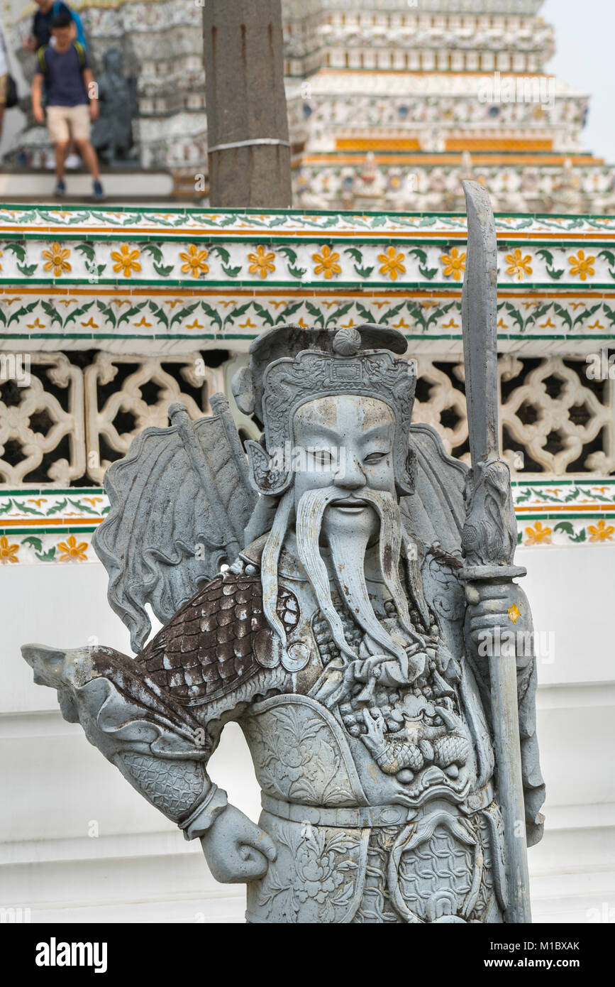 Una statua di pietra per esterno di Wat Arun tempio a Bangkok, in Thailandia Foto Stock