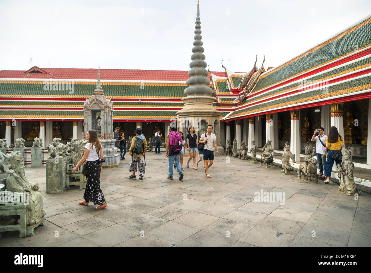 I turisti in visita a Wat Arun tempio a Bangkok Foto Stock
