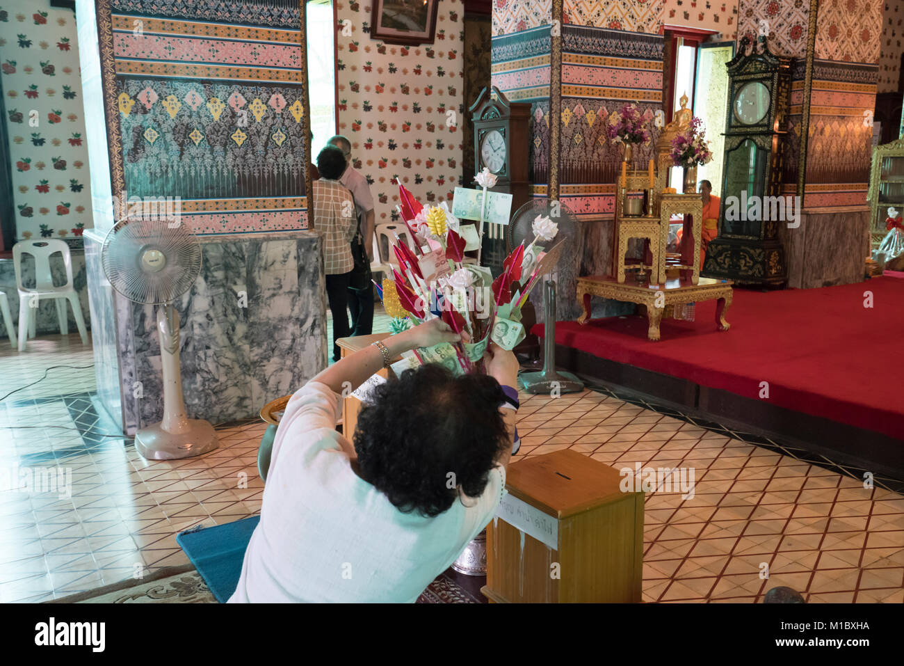 Le offerte di Wat Arun tempio a Bangkok Foto Stock