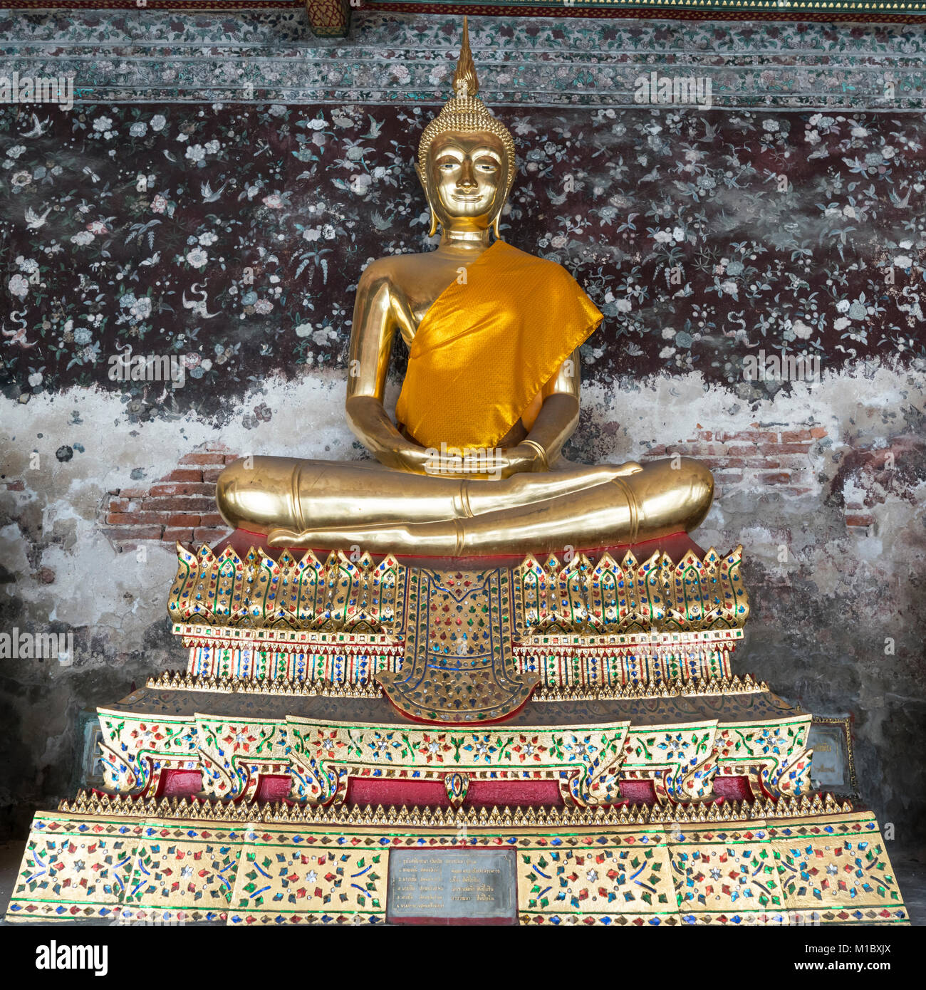 Il golden buddha in Wat Suthat tempio a Bangkok Foto Stock