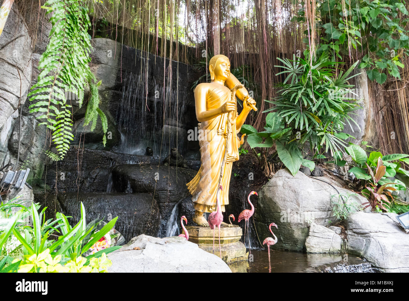 Una statua dorata nel cortile del Wat Saket tempio di Bangkok Foto Stock