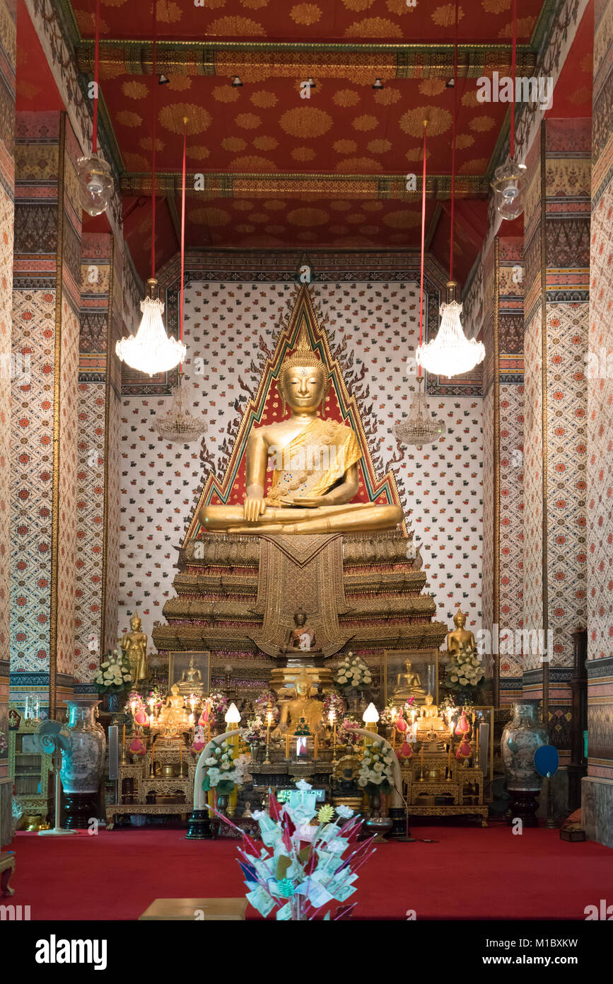 Il golden Buddha in Wat Arun tempio a Bangkok Foto Stock
