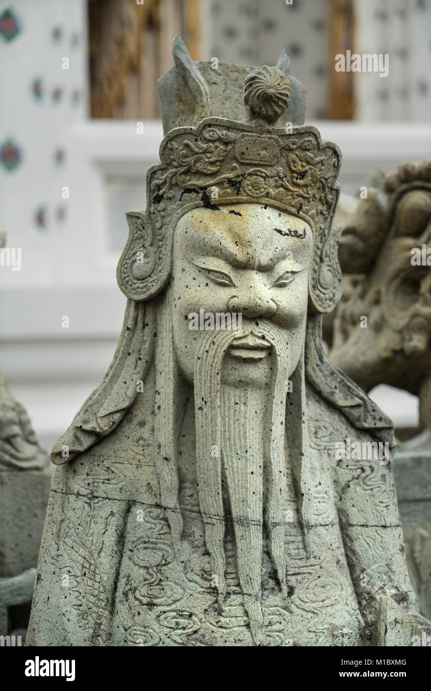 Una statua di pietra in Wat Arun tempio a Bangkok, in Thailandia Foto Stock