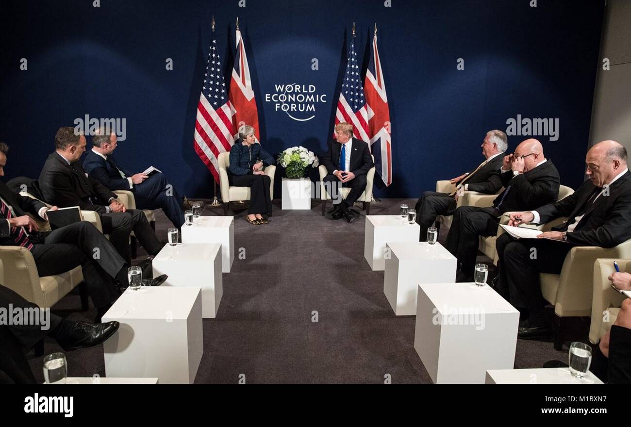 U.S presidente Donald Trump durante un incontro bilaterale con il Primo Ministro britannico Theresa Maggio, sinistra, a margine del Forum Economico Mondiale 26 gennaio 2018 del World Economic Forum di Davos, in Svizzera. Foto Stock