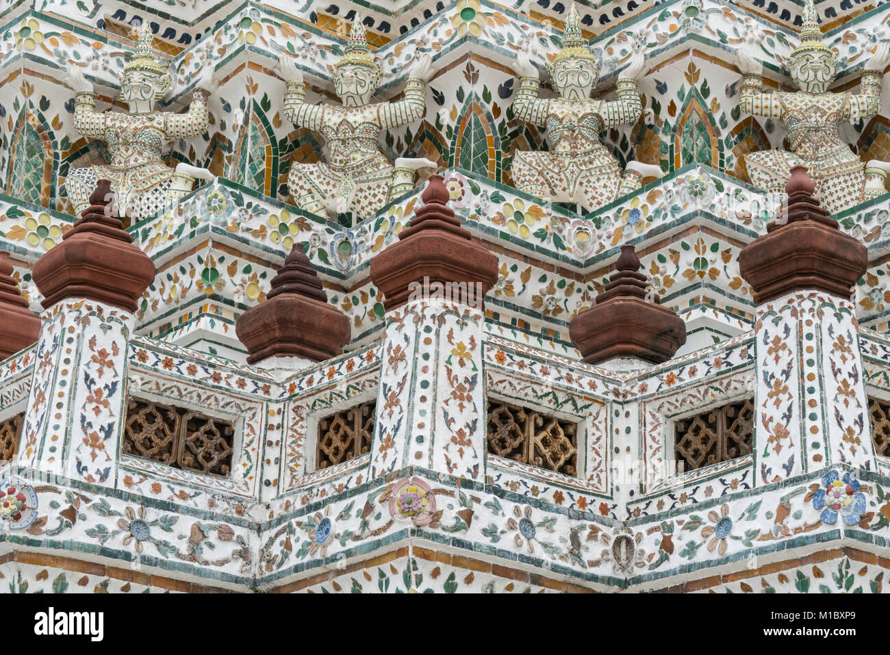 Un dettaglio delle decorazioni esterne di Wat Arun tempio a Bangkok, in Thailandia Foto Stock