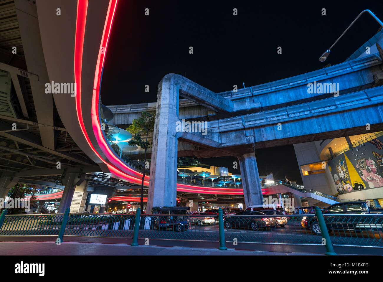 Un viadotto illuminato al Siam Square a Bangkok, in Thailandia Foto Stock