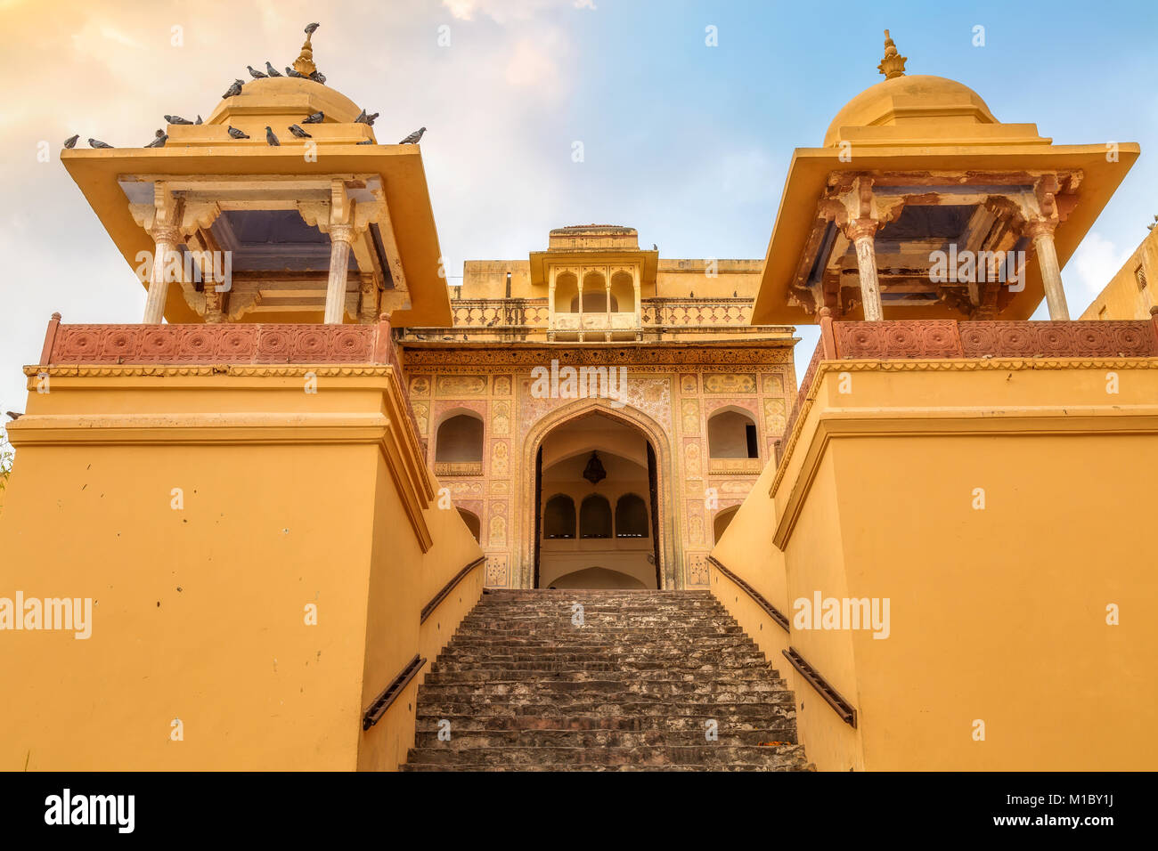 Forte Amer Jaipur royal palace portale di ingresso con scale in pietra. Forte Amber è un sito Patrimonio Mondiale dell'UNESCO. Foto Stock