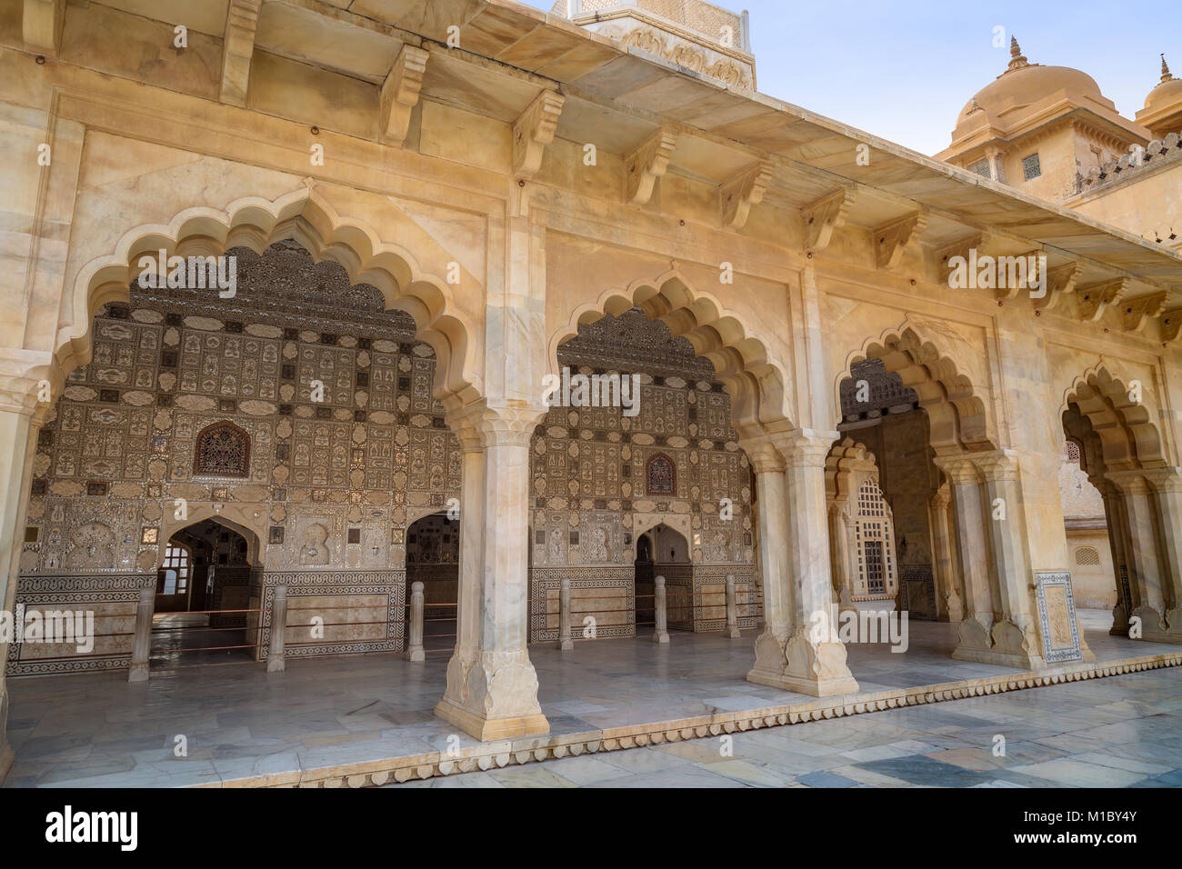 Amber Fort Jaipur Rajasthan - Vista di architettura struttura costruita con marmo bianco. Forte Amer è un sito Patrimonio Mondiale dell'UNESCO. Foto Stock
