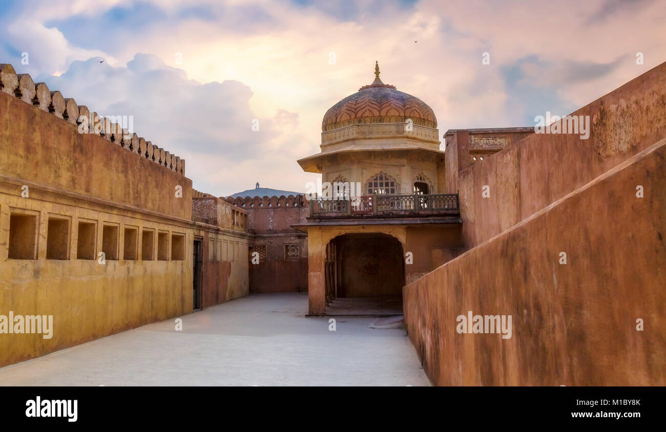 Amber Fort Jaipur Rajasthan al tramonto con moody sky. Forte Amber è un sito Patrimonio Mondiale dell'UNESCO. Foto Stock