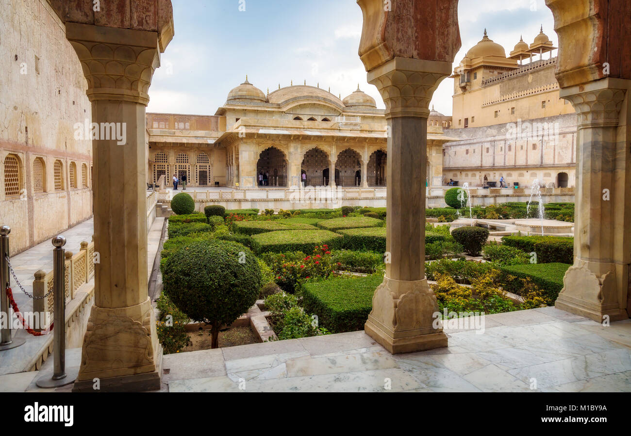 Forte Amer Jaipur Rajasthan Royal Palace con vista del giardino e Sheesh Mahal in marmo bianco con intricati lavori artistici in vetro. Foto Stock