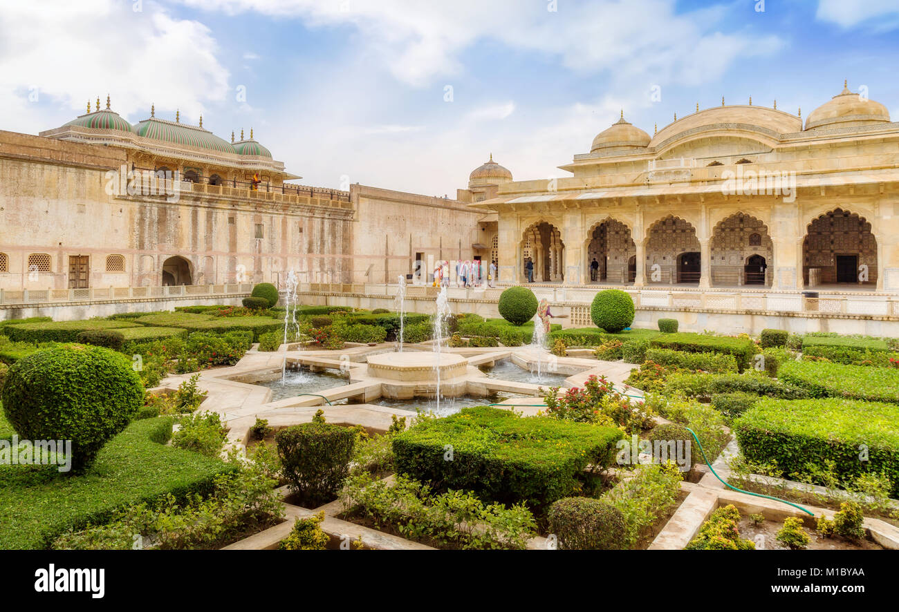 Amber Fort Jaipur Rajasthan palazzo reale con la vista del giardino arredato e Sheesh Mahal in marmo bianco con intricati artwork Foto Stock
