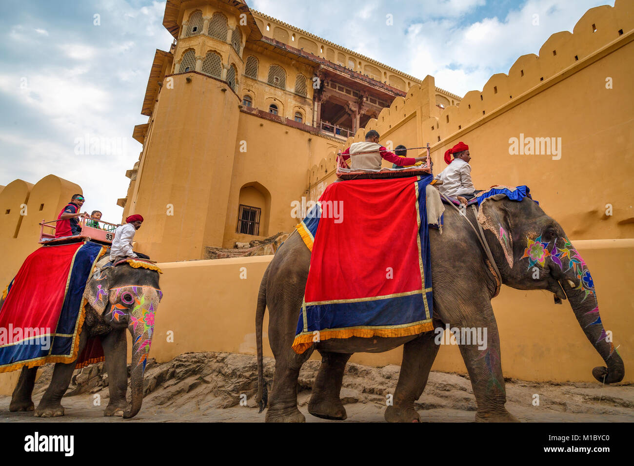 Il turista a godere decorate elefanti indiani ride a Forte Amer (Forte Amber) Jaipur, Rajasthan in India. Foto Stock