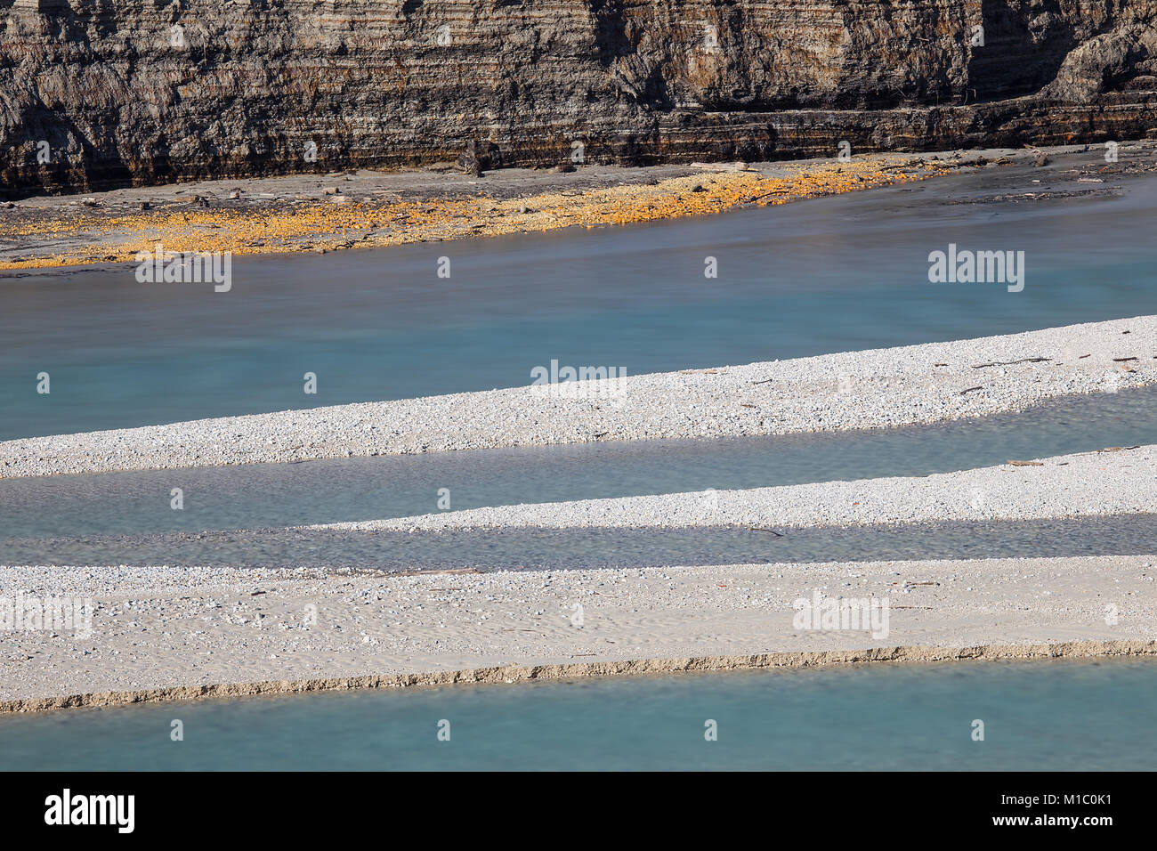 Linea diagonale del river coast con un basso livello di acqua, vuoto lago di accumulo, Most na Soci, Slovenia, fondo di acqua Foto Stock