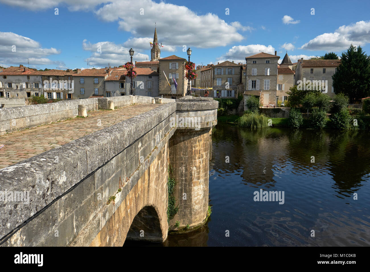 Il ponte sul fiume Vienne in Confolens in Charente Limousine a sud ovest della Francia. Foto Stock