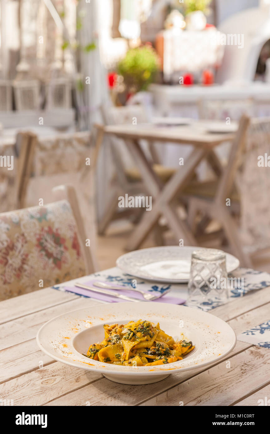 Gourmet di pasta fresca con le lenticchie servita su una piastra bianca Foto Stock