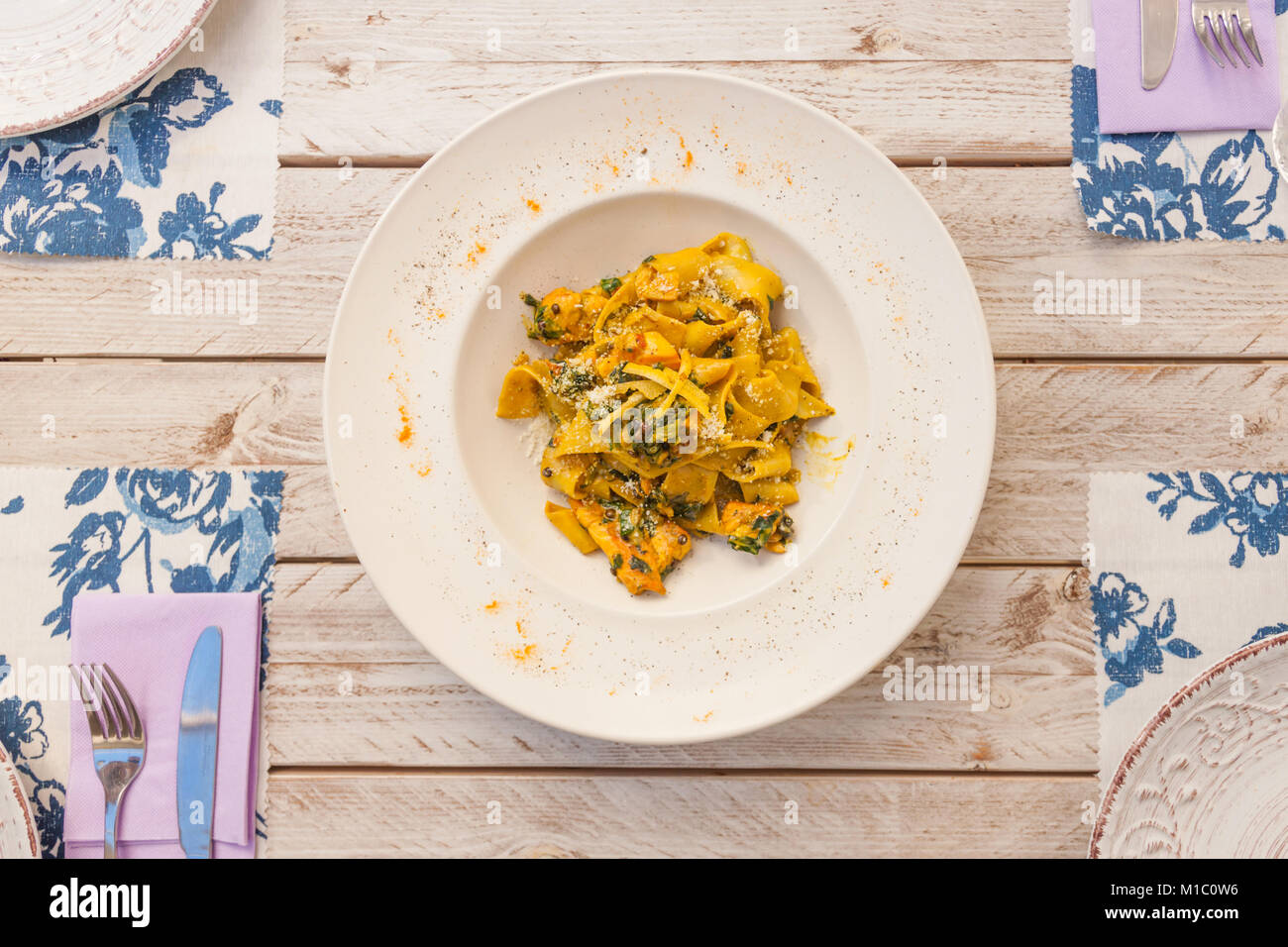 Gourmet di pasta fresca con le lenticchie servita su una piastra bianca Foto Stock