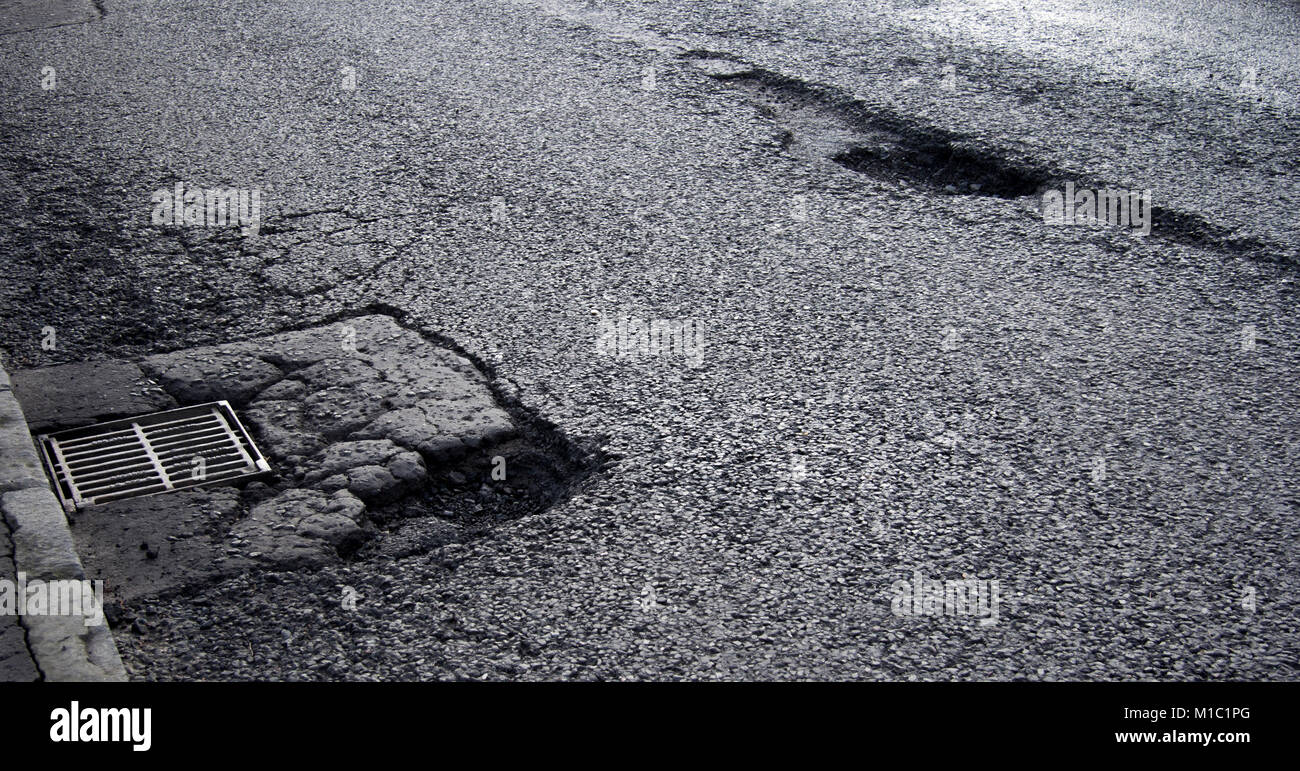 Strada danneggiata, buche, Glasgow, Scotland, Regno Unito Foto Stock