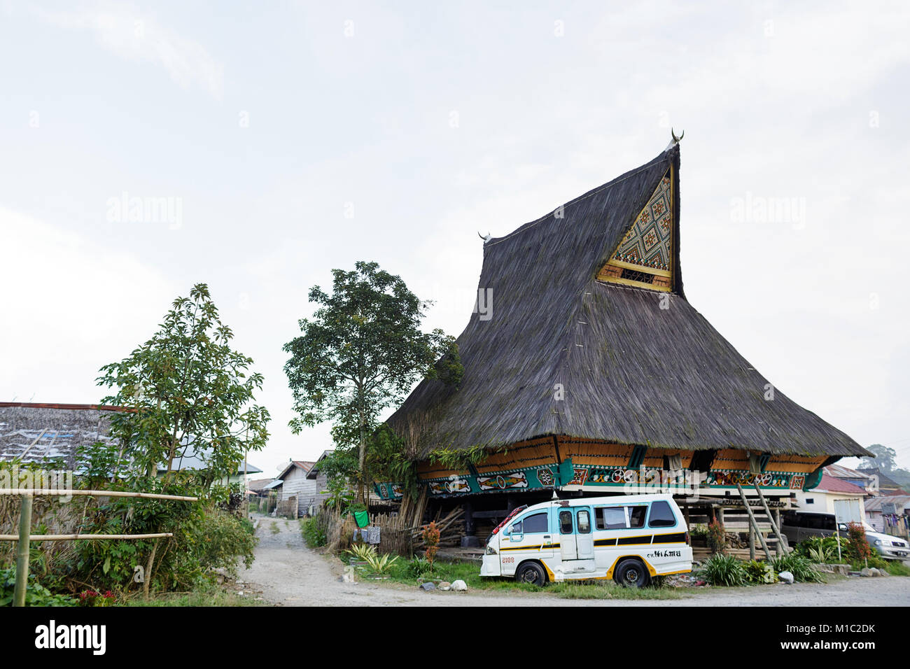 Tradizionale casa etnica in un villaggio vicino a Berastagi, Sumatra, Indonesia Foto Stock