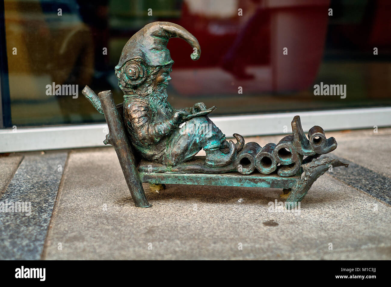 La scultura in bronzo di fiaba gnome Google nana in Wroclaw, Polonia Foto Stock