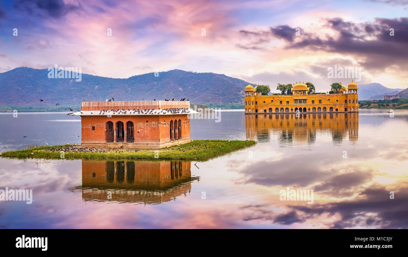 Jal Mahal acqua Royal Palace Jaipur Rajasthan al tramonto con vibrante moody sky e paesaggio panoramico. Un famoso storico città di Jaipur architettura Foto Stock