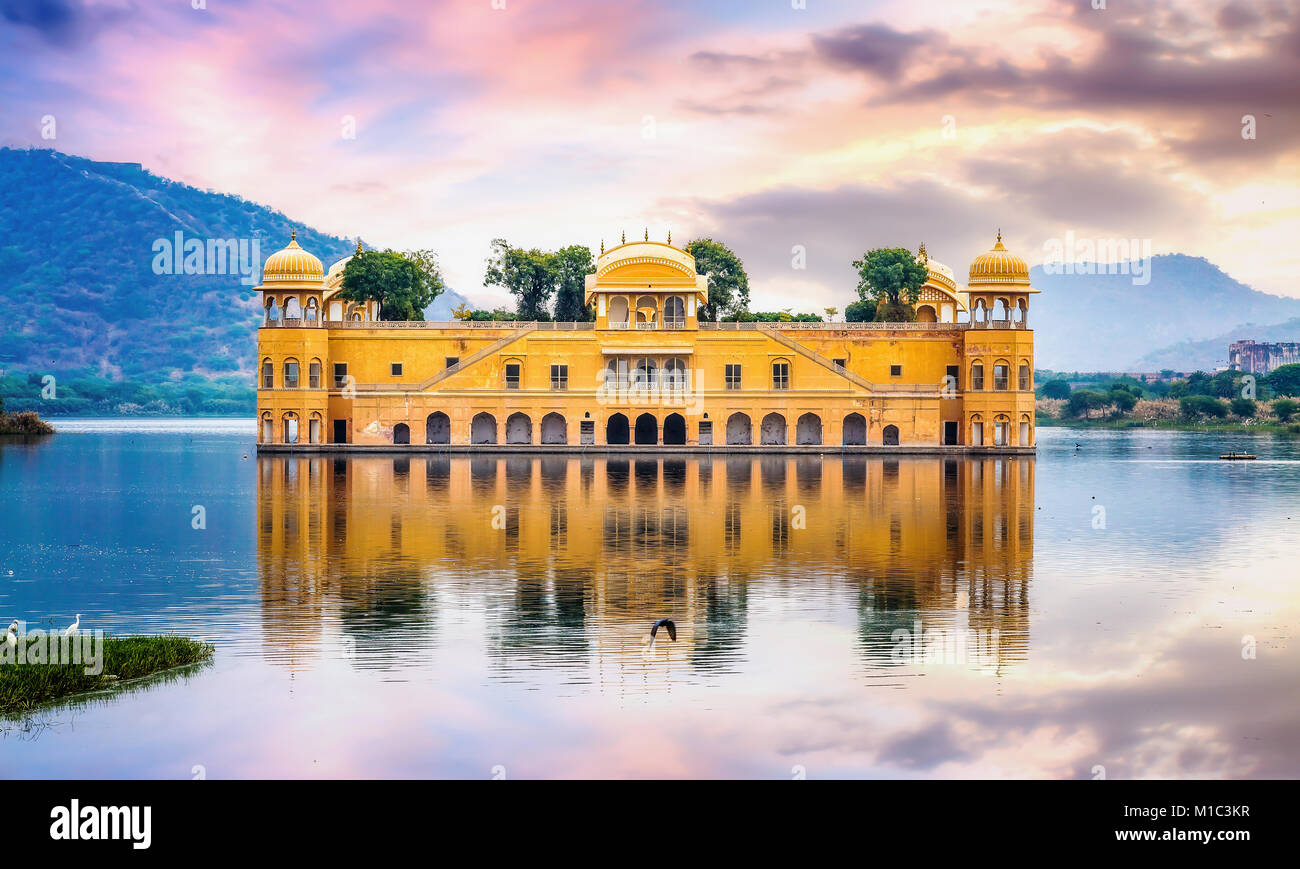 Jal Mahal acqua Royal Palace Jaipur Rajasthan al tramonto con vibrante moody sky e paesaggio panoramico. Un famoso storico città di Jaipur architettura Foto Stock