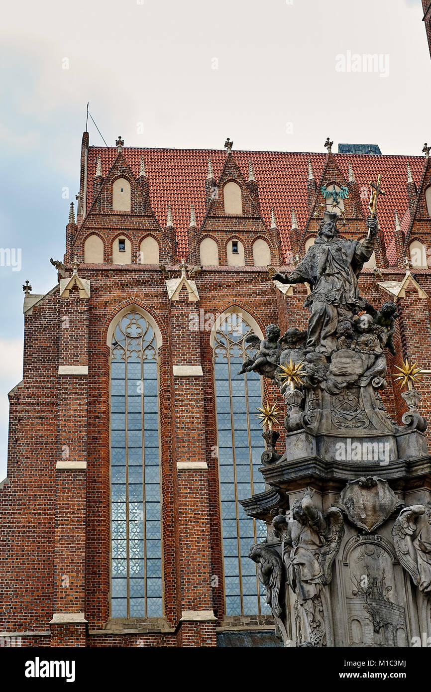 Giovanni di Nepomuk ( San Giovanni Nepomucen) monumento sulla piazza della Collegiata di Santa Croce e San Bartolomeo in Ostrow Tumski, Wroclaw Polonia Foto Stock