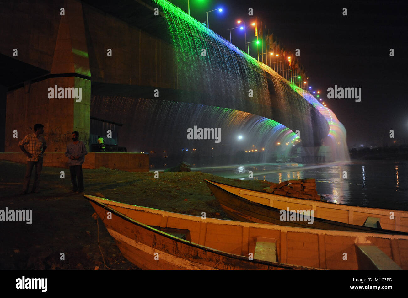 Il fulmine ponte con fontane in Ahvaz città di provincia Khuzestan in Iran. Foto Stock