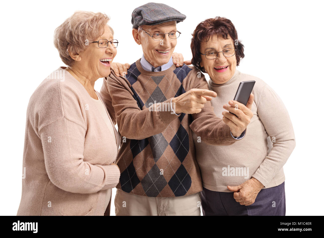 Uomo anziano mostrando qualcosa su un telefono a due donne anziane isolate su sfondo bianco Foto Stock