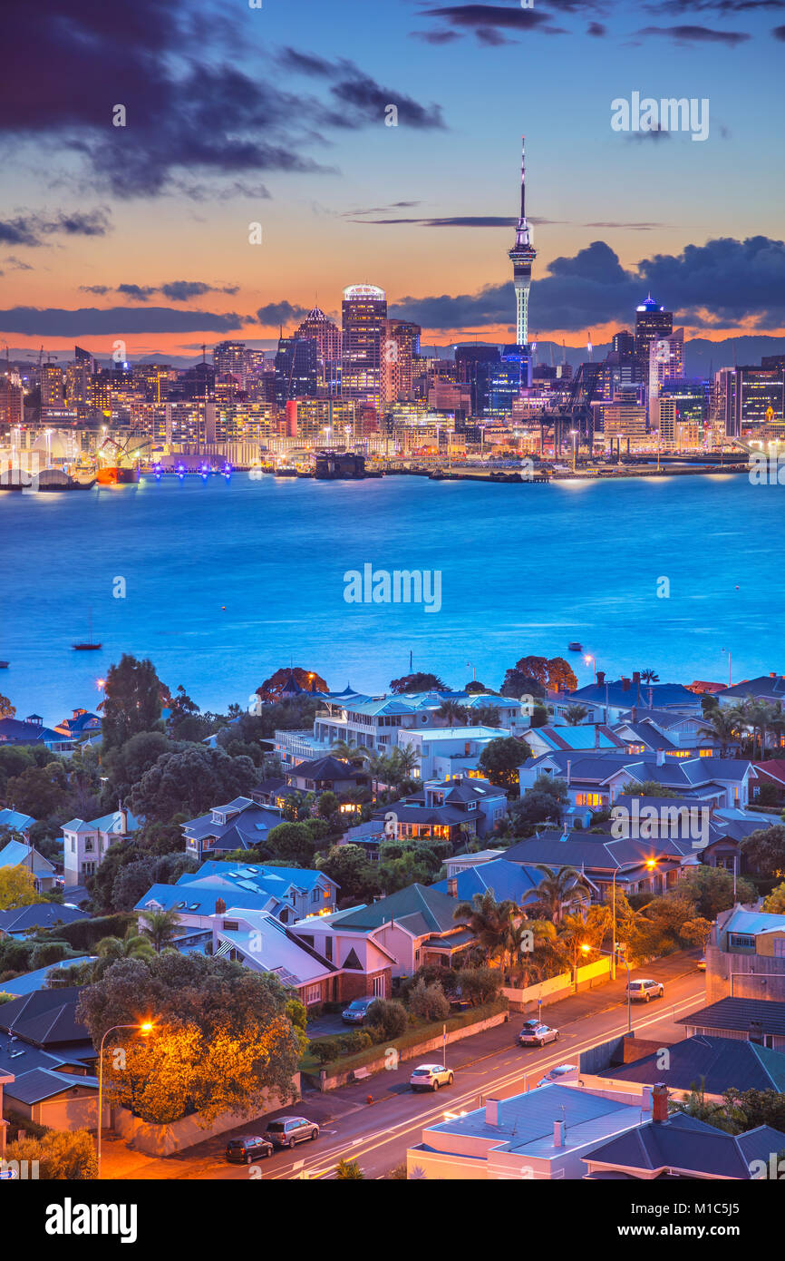 Auckland. Cityscape immagine della skyline di Auckland, in Nuova Zelanda durante il tramonto con il Davenport in primo piano. Foto Stock