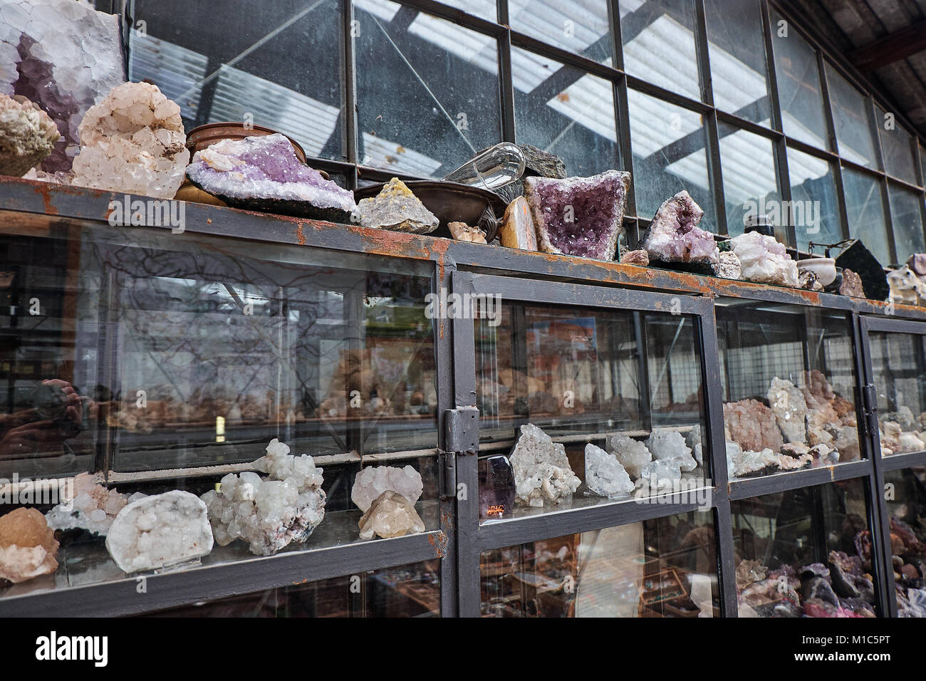 Cristallo di quarzo pietre minerali sui ripiani in montagna locale shop Foto Stock