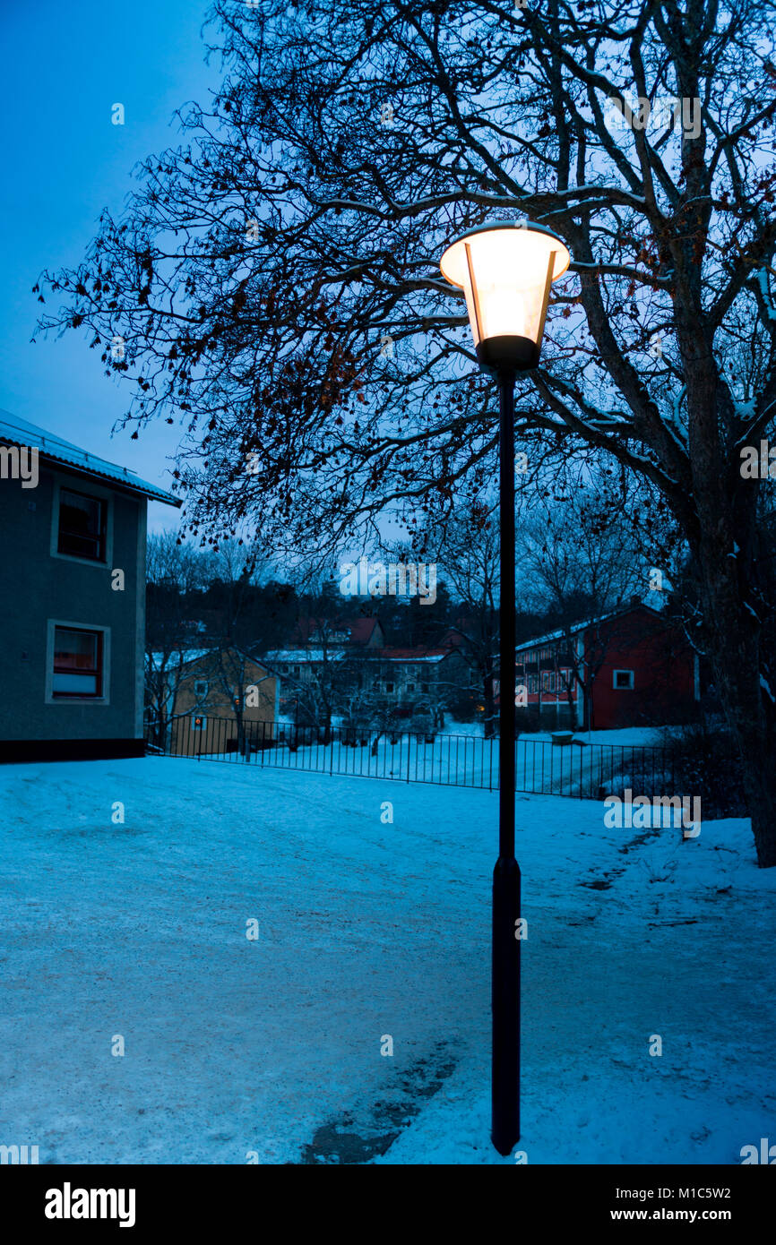 Twilight immagine durante una giornata invernale in Nockeby, Bromma, uno di Stoccolma i sobborghi Foto Stock