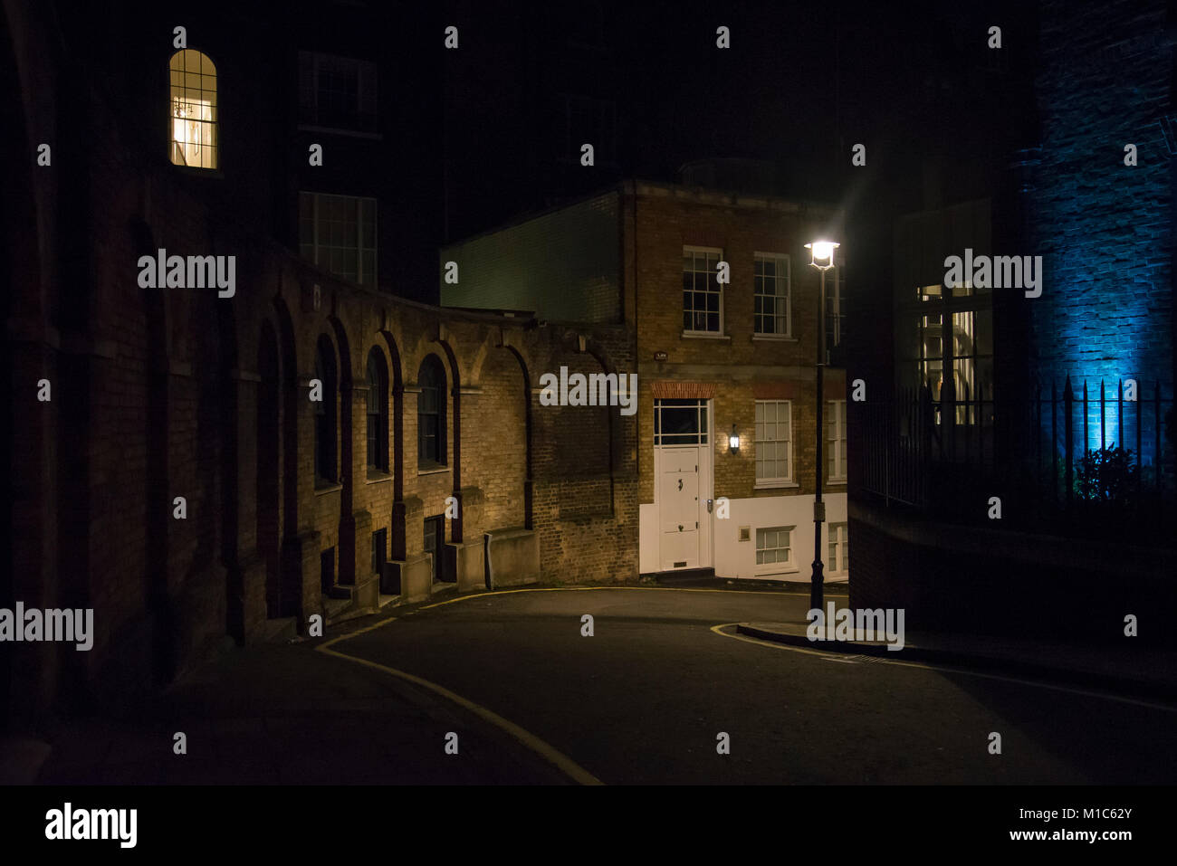 Strada di notte, Dean's Mews, W1, City of Westminster, Londra, Regno Unito Foto Stock
